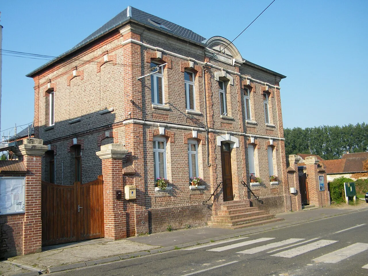 Mairie-école.